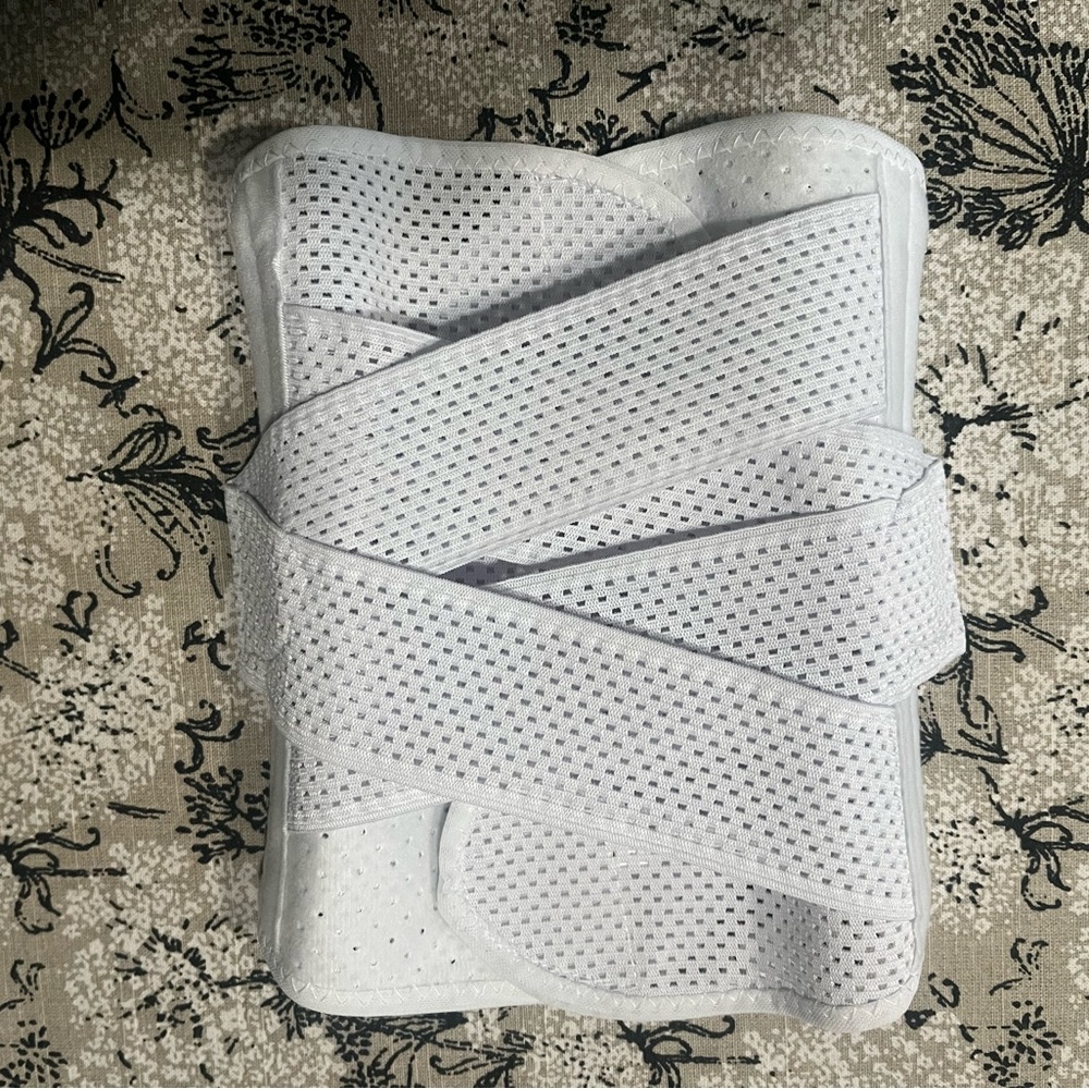 Amazon Essentials White Mesh Adjustable Knee Support Brace